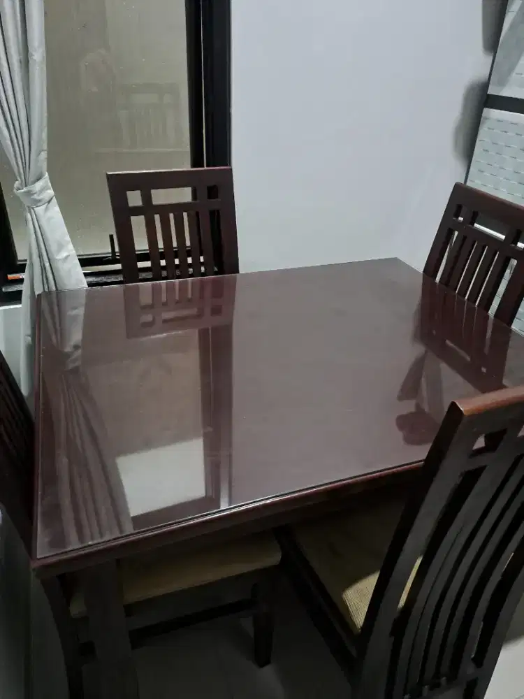 Meja Makan Kayu Mahoni