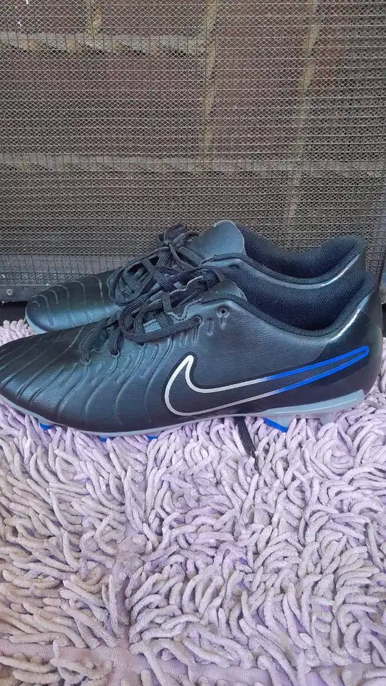 Sepatu bola Nike Tiempo