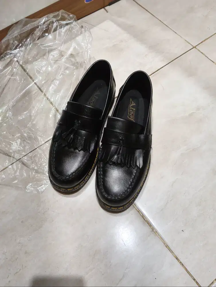 loafers hitam aloof