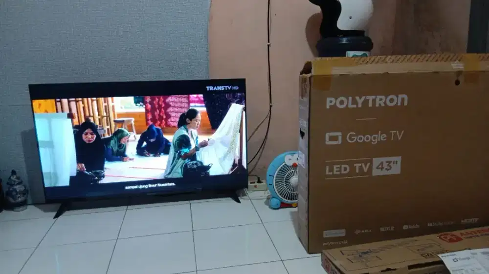 SmartTV Polytron 43 inch kondisi 99% kaya BARU Garansi