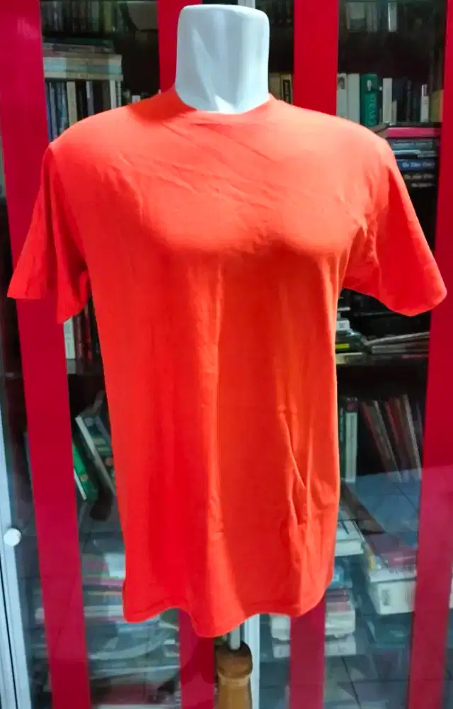kaos crewneck
pria
import
size M
adem
orange
LD 105-120
PJ 73
l