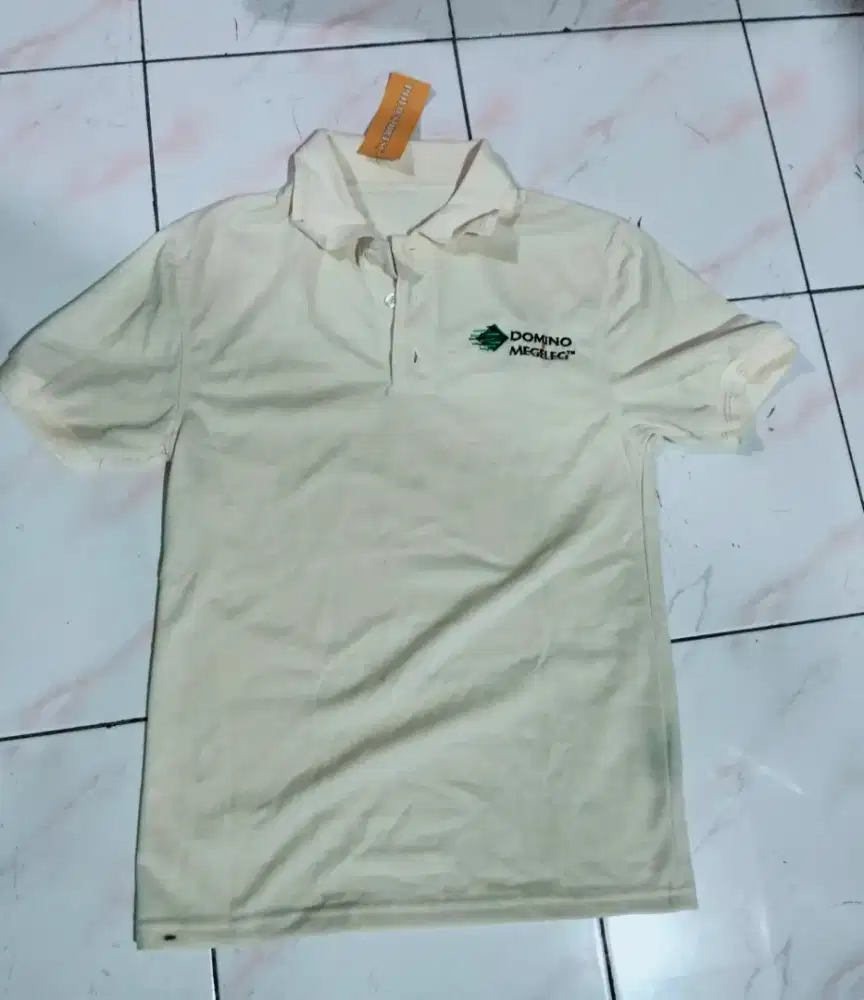 kaos polo
pria
white broken
size M
LD 95