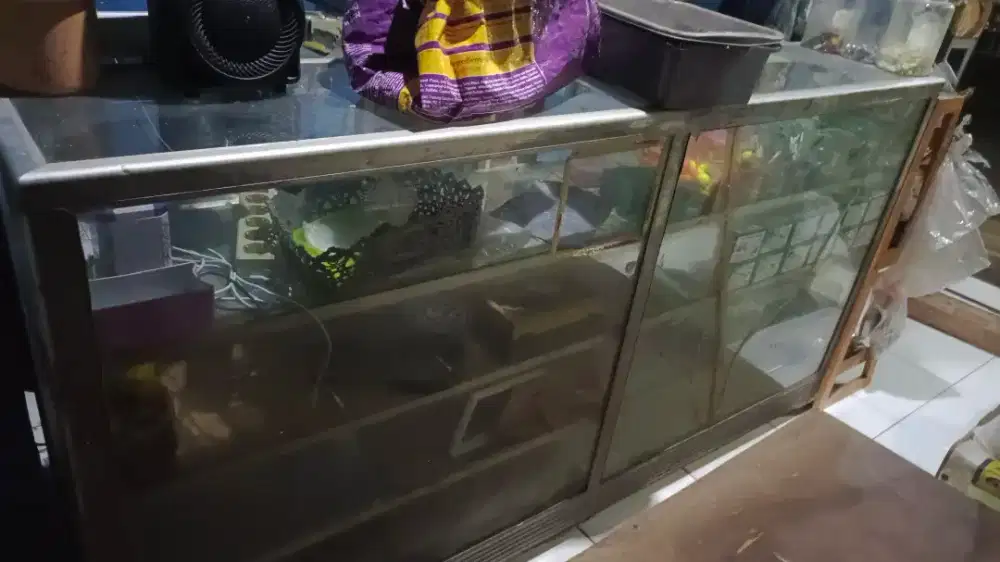 Etalase ukuran 2 meter apa adanya, layak pakai roda lengkap, cek deskr