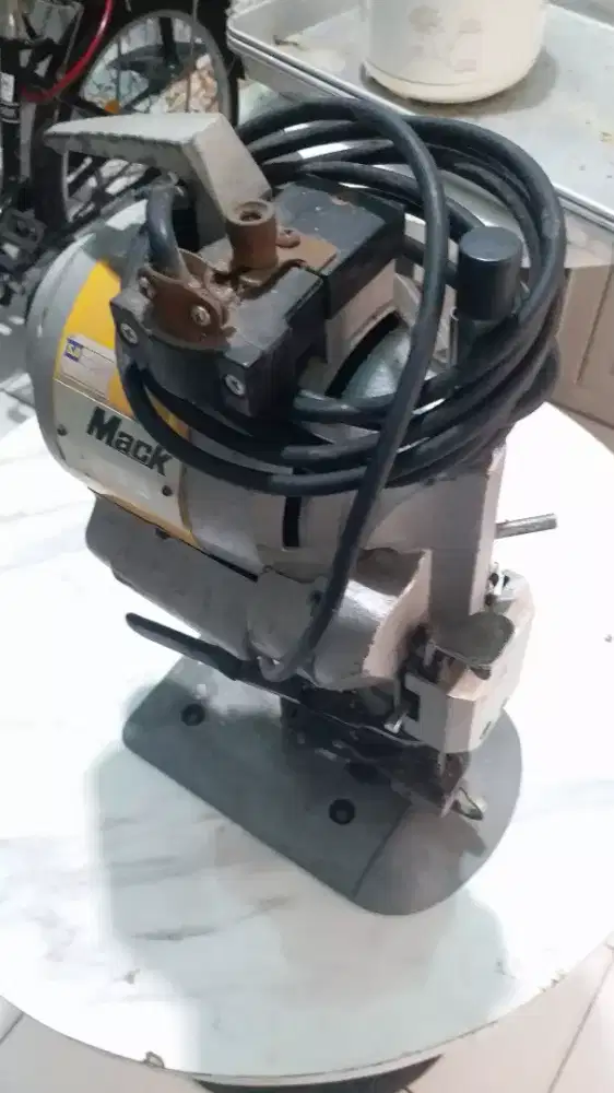 Mesin potong kain berdiri