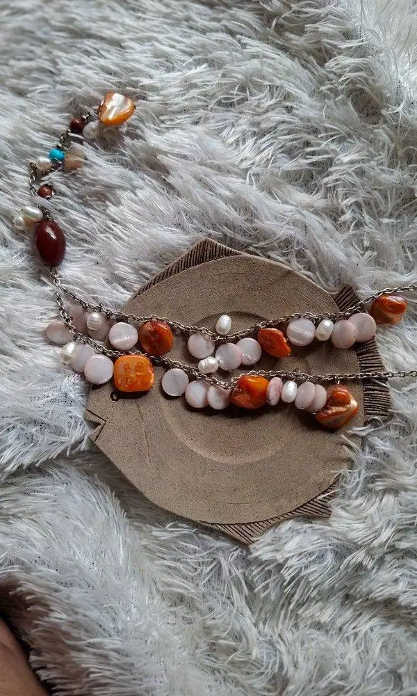 Kalung mutiara, irisan cangkang, dan batu alam vintage