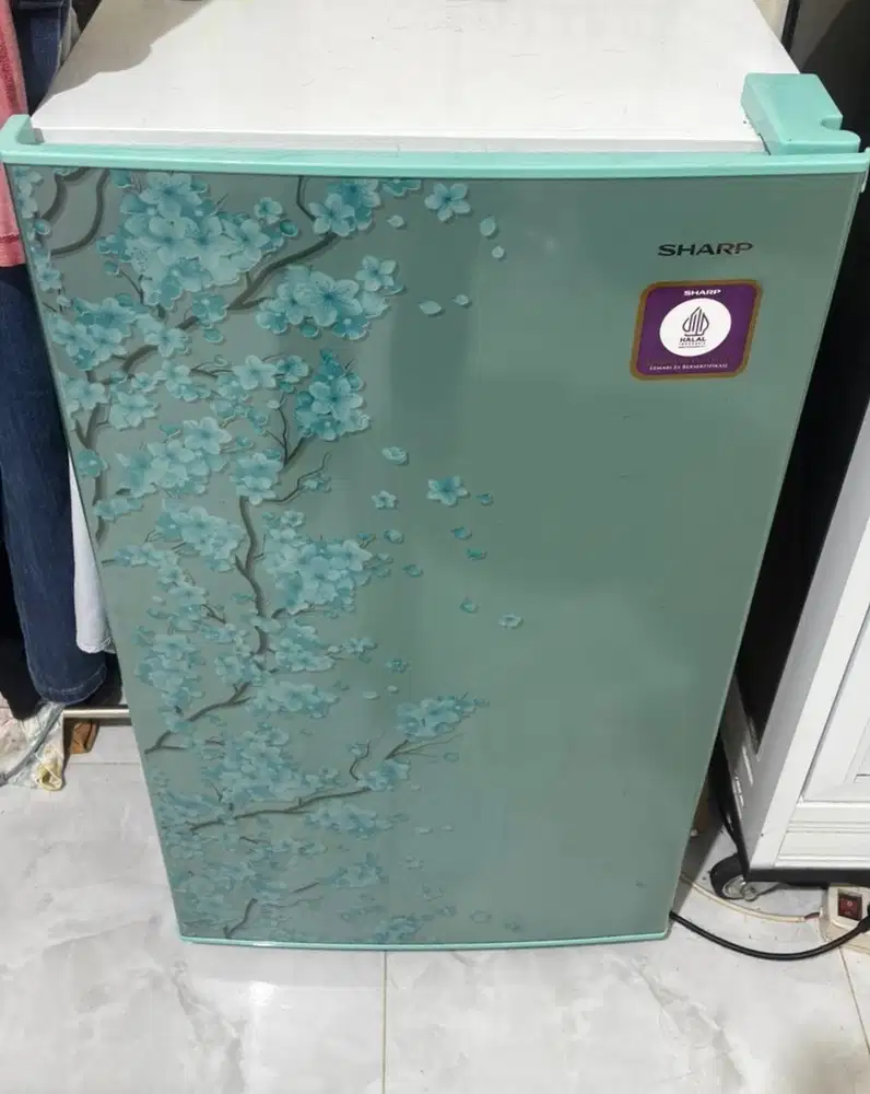 Kulkas Sharp Hijau Pemakaian kurang 1 tahun