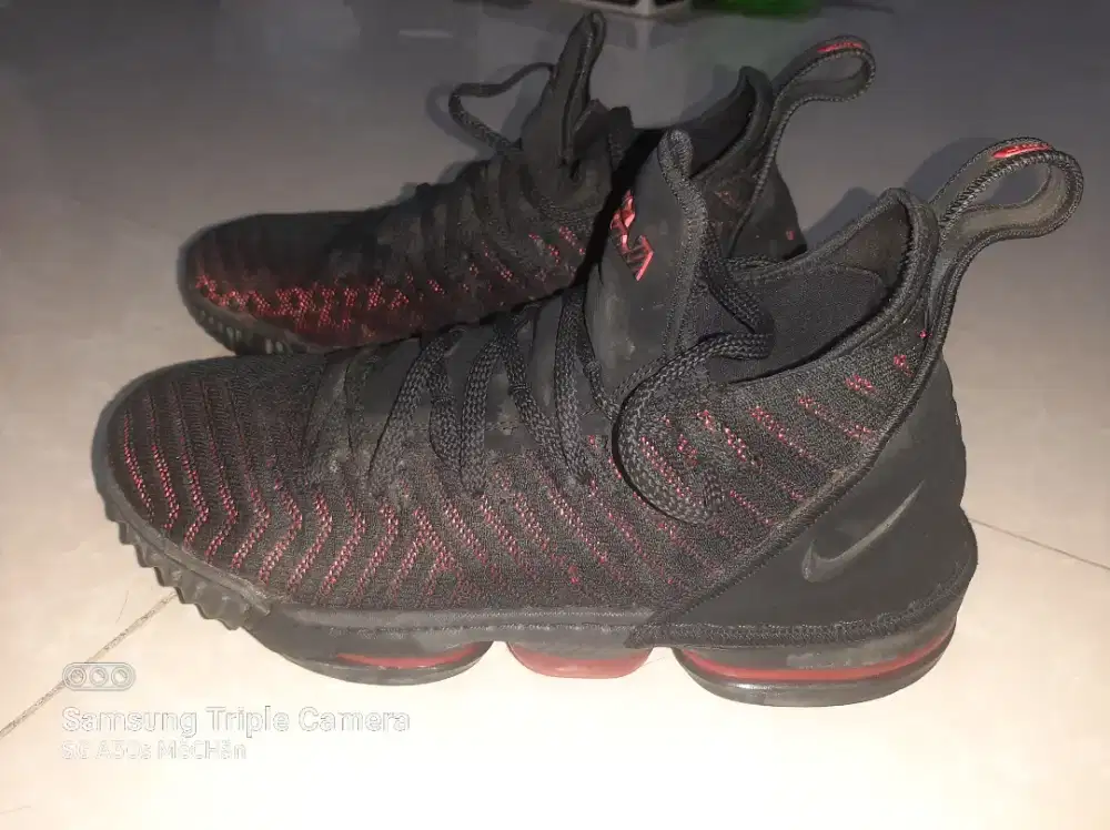 Sepatu Nike Lebron