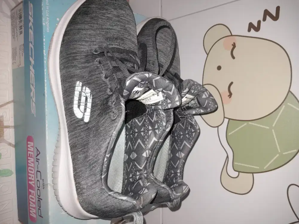 SKECHERS WITH AIR COOLED MEMORY FOAM