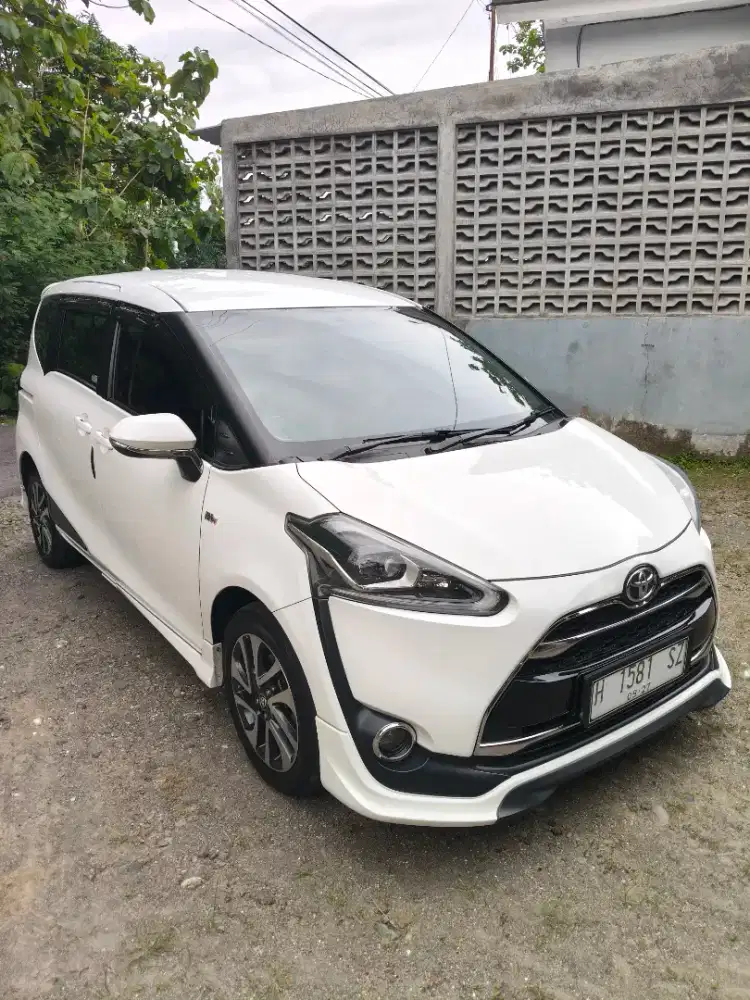 Toyota Sienta matic tipe Q low kilometer