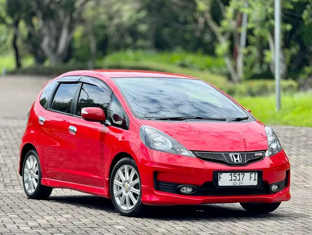 DP 4 jt! Honda Jazz RS Matic 2013 MMC Antik Spt Baru!!