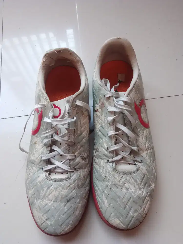sepatu futsal ortuseight