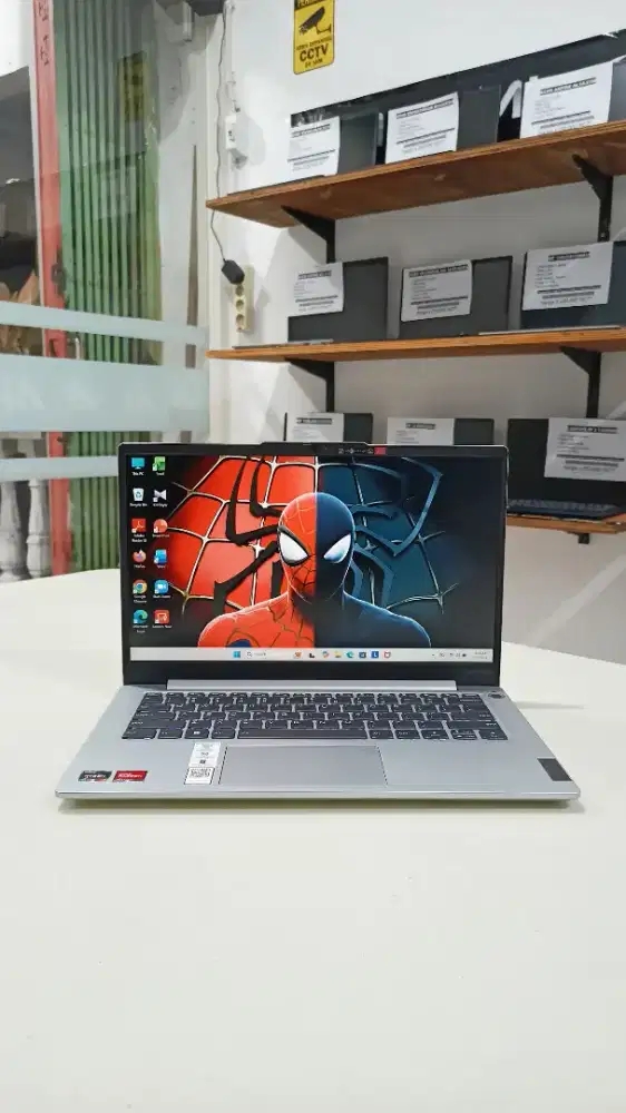 Laptop Lenovo Slim 5 Light, AMD Ryzen 7 7730U Ram 8 GB, Garansi