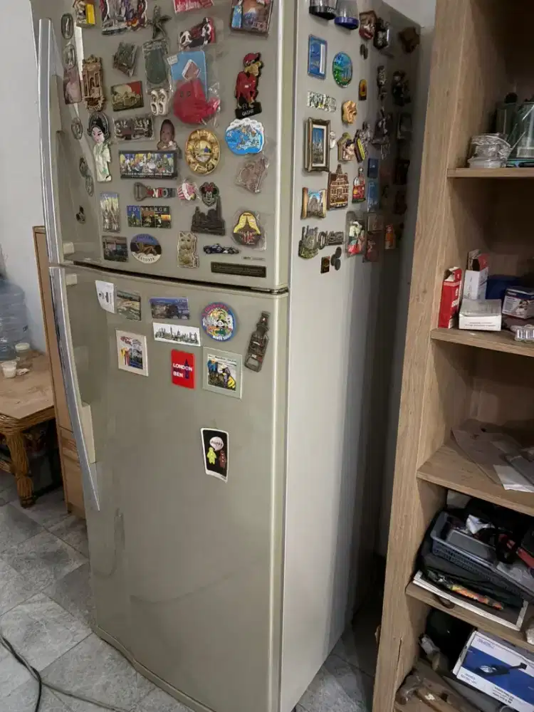 Dijual kulkas merek tho siba