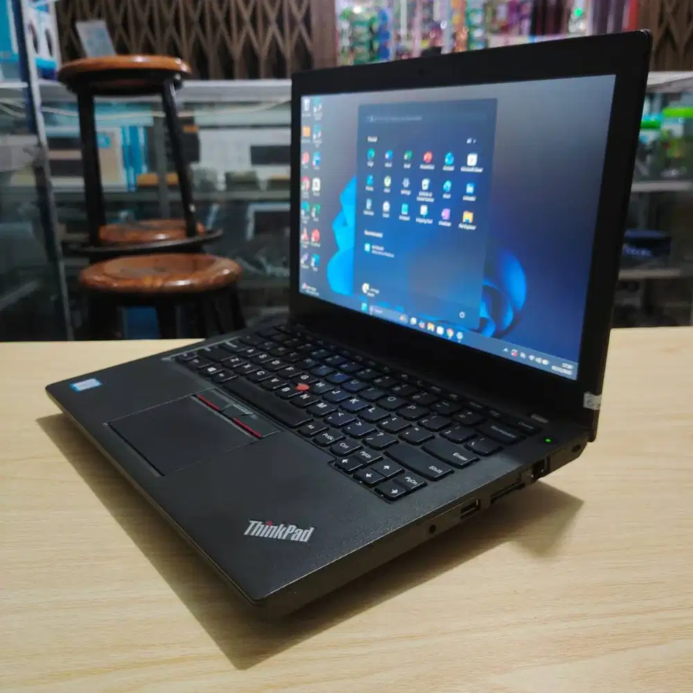 Lenovo Thinkpad X260 Intel Core i5 6th Ram 8Gb SSD 256Gb Mulus Siap Pa