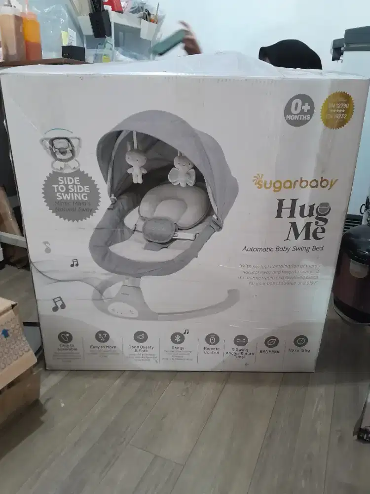 Ayunan bayi elektronik baru pakai 1x, sugar baby hug me swing bed