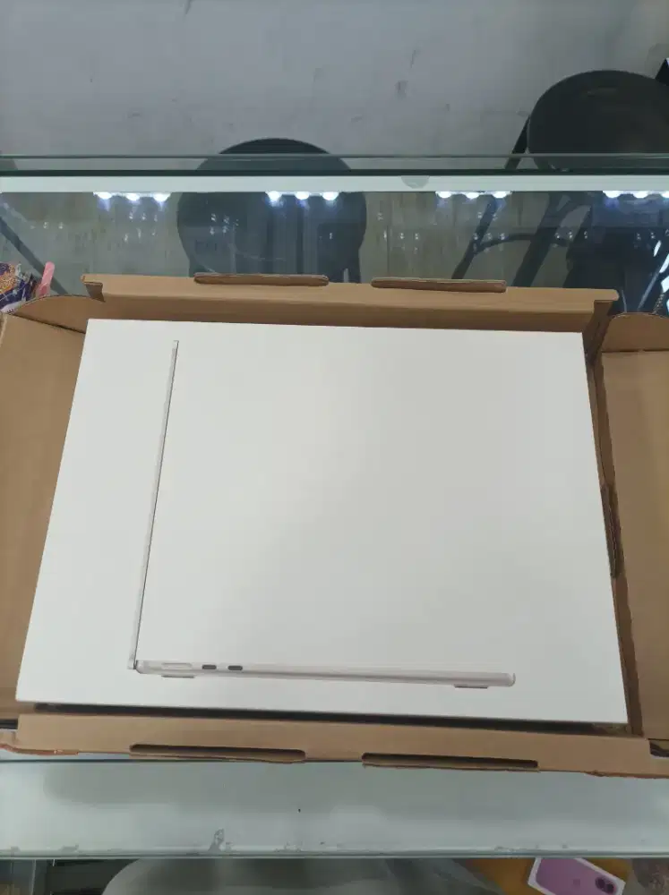 MacBook Air M4 13 inci 16/256. Ibox