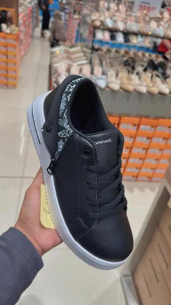 Sepatu brand Tomkins