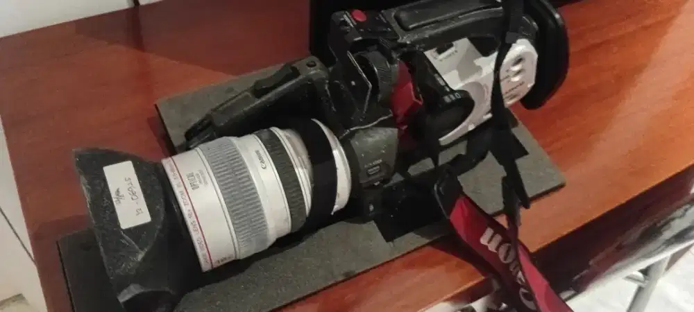 Canon XL1S camcorder.