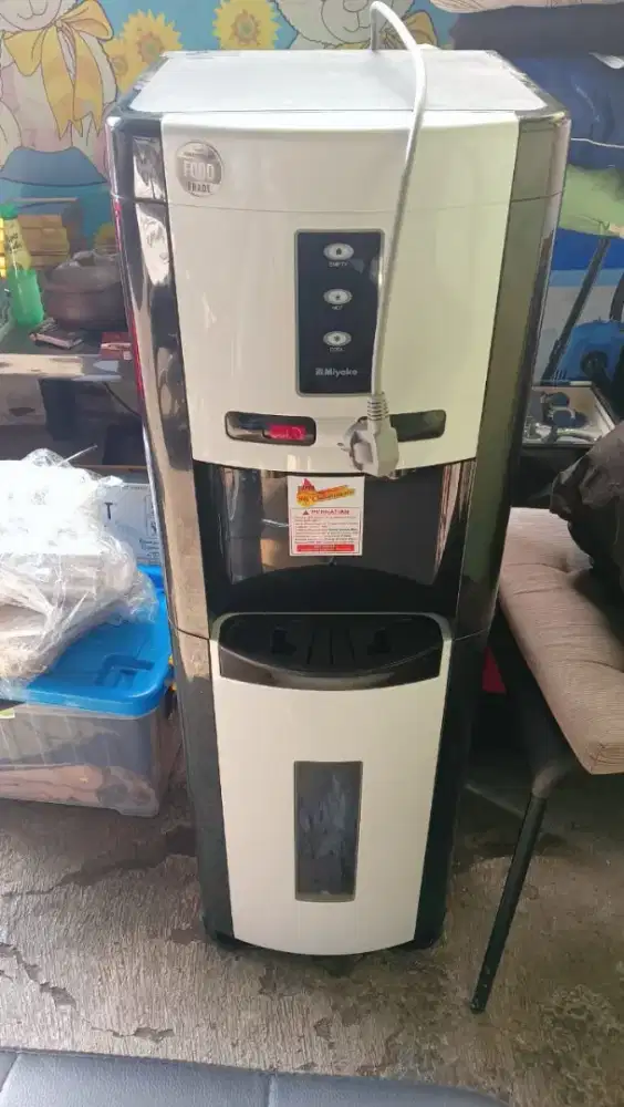 Dispenser miyako WDP 300 hot anda cool galon bawah
