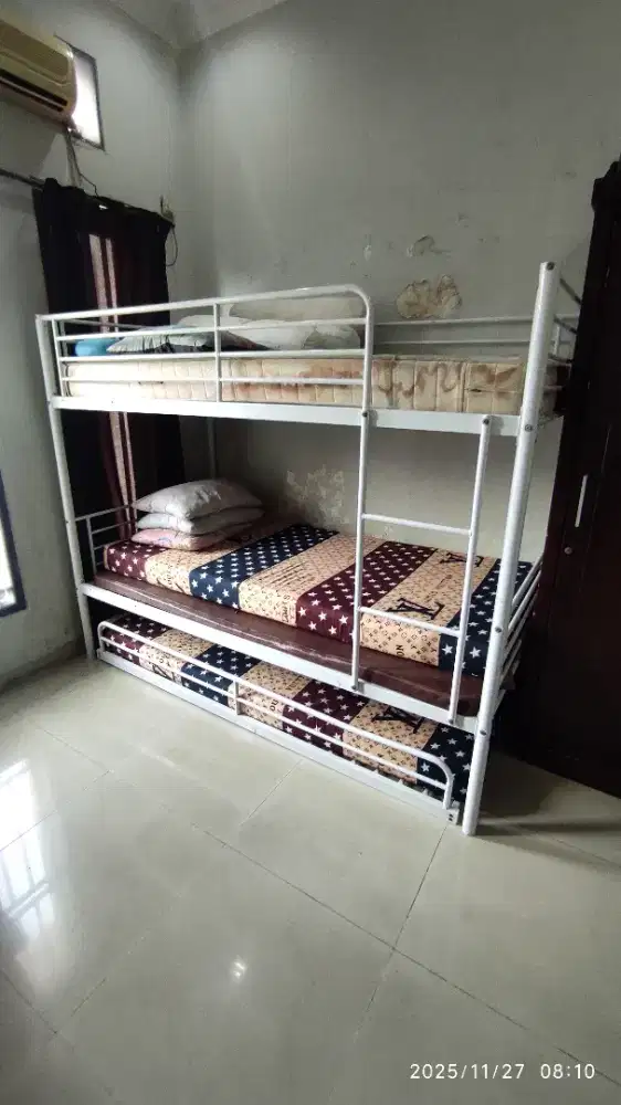 Ranjang Besi susun 2 tingkat, warna hitam.