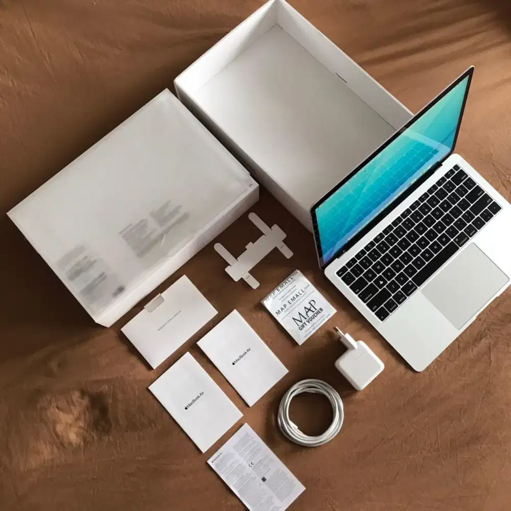 Macbook Air Retina 13 inch 2020 Like New