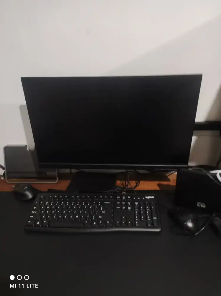 Komputer/PC Monitor dan Keyboard