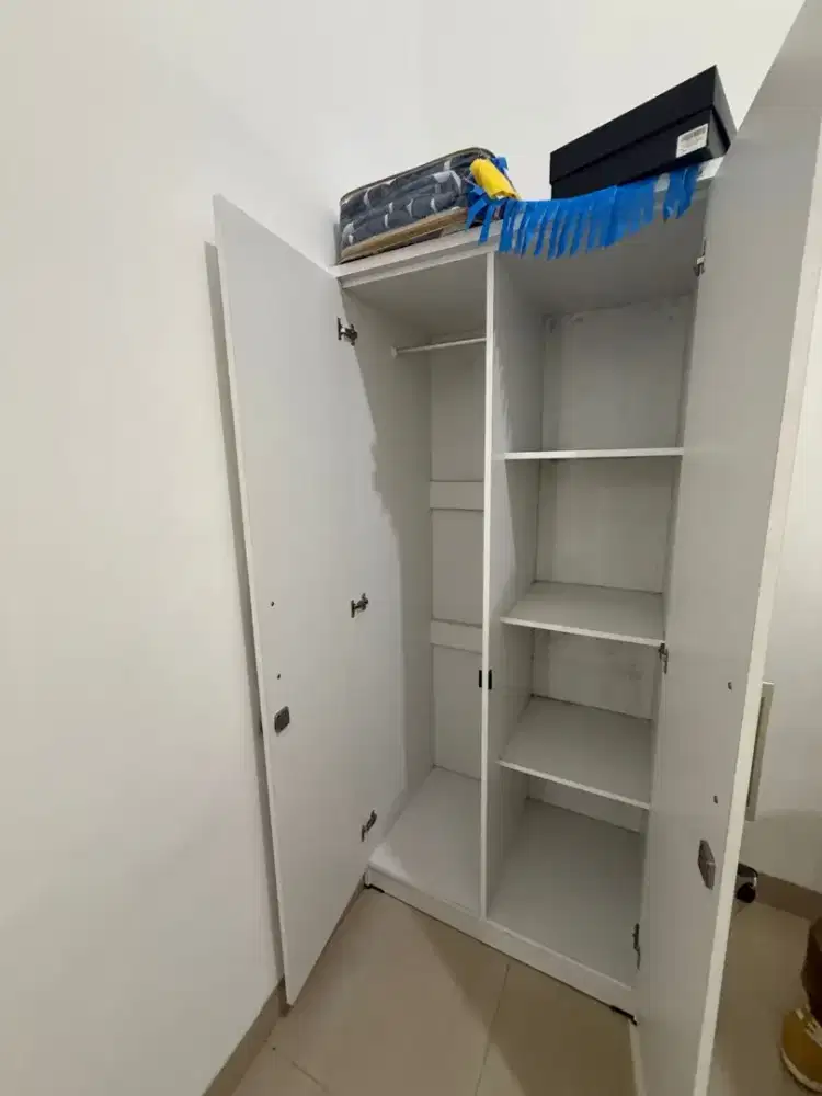 Lemari Kayu untuk Pakaian Bekas