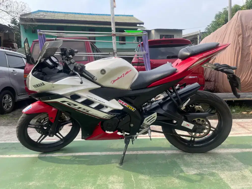 Motor Yamaha R15 V2 Tahun 2017 Warna Putih dan Hitam + Surat Lengkap