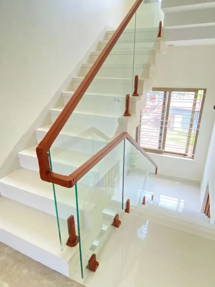 reling tangga kaca frameless premium pegangan kayu