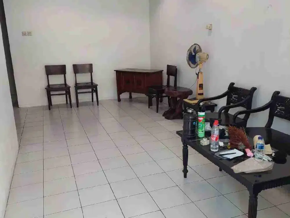 Disewakan Rumah rapi 2 lantai, jalan lebar