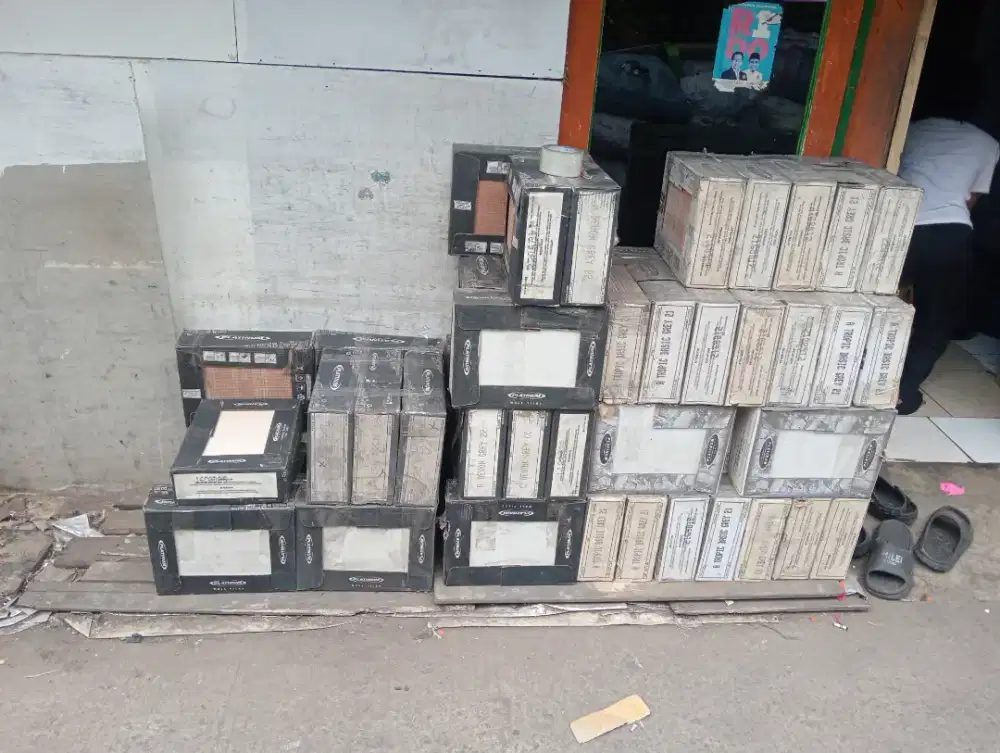 Di jual aja keramik 5 motif total 61 dus bayar 60 dus aja UK 25x33