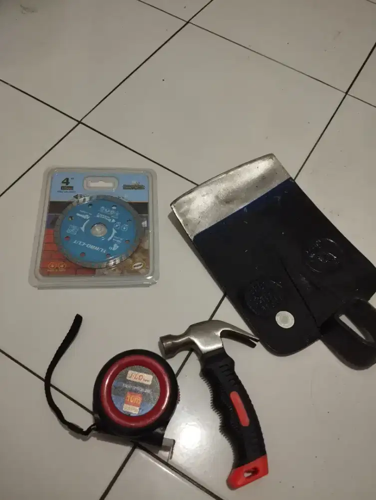 Cangkul, pisau keramik, meteran, palu