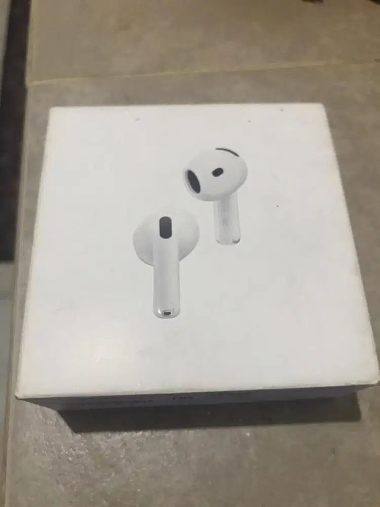 AirPods 4 with ANC
