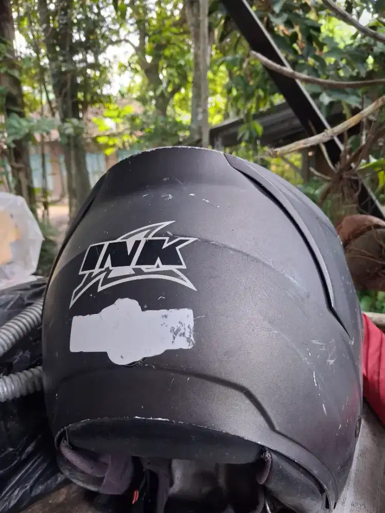 Helm ink abu abu