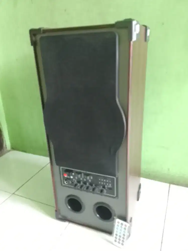 Speaker portabel blututh 8 inch mesin baru bisa dicas