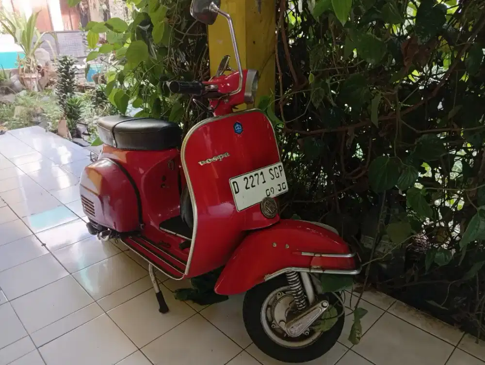 Vespa merah super 150 tahun 75