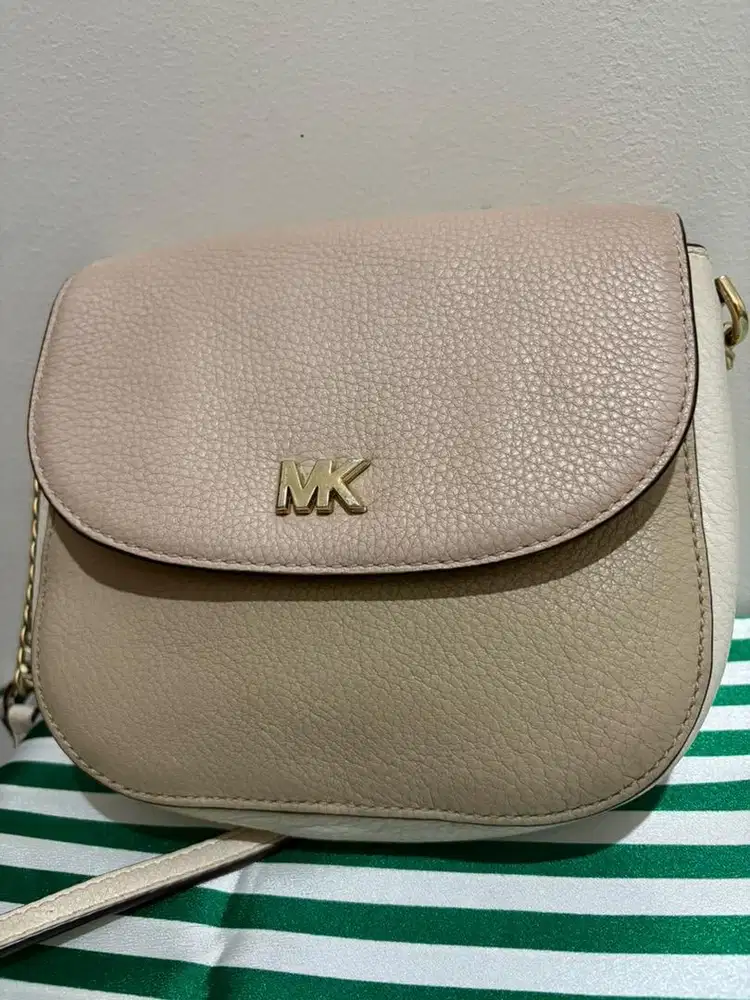 Preloved tas MK Leather crossbody bag