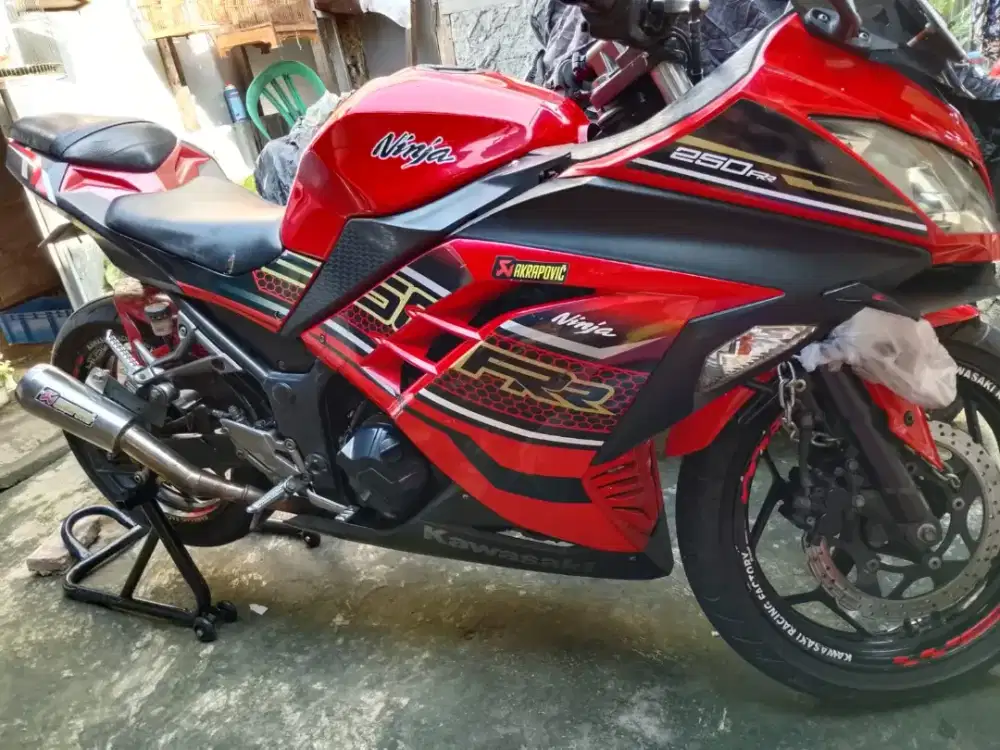 Di jual Kawasaki ninja 250R th 2014, komplit, minus pemakaian