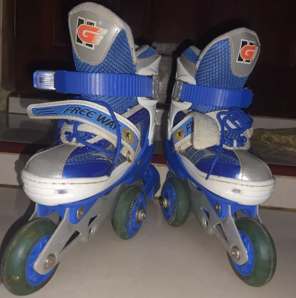 SEPATU RODA WARNA BIRU SIZE 30-33