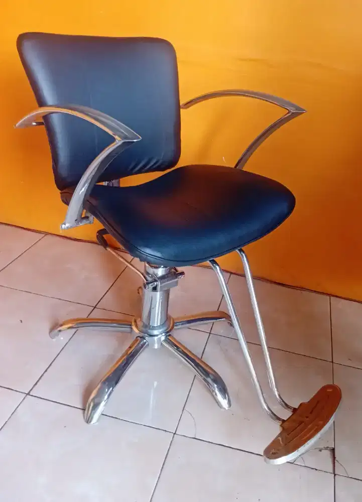 Kursi hidrolik untuk salon/barbershop
