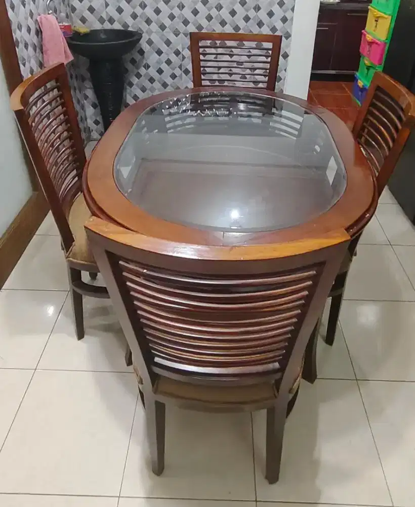 Meja kayu oval 4 kursi