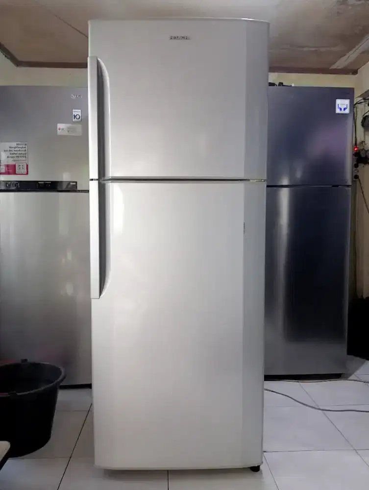 Di jual kulkas Hitachi jumbo masih orisinil pabrik