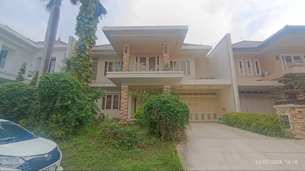 Rumah mewah Pakuwon Indah Villa Bukit Regency Dekat Kolam Bebek