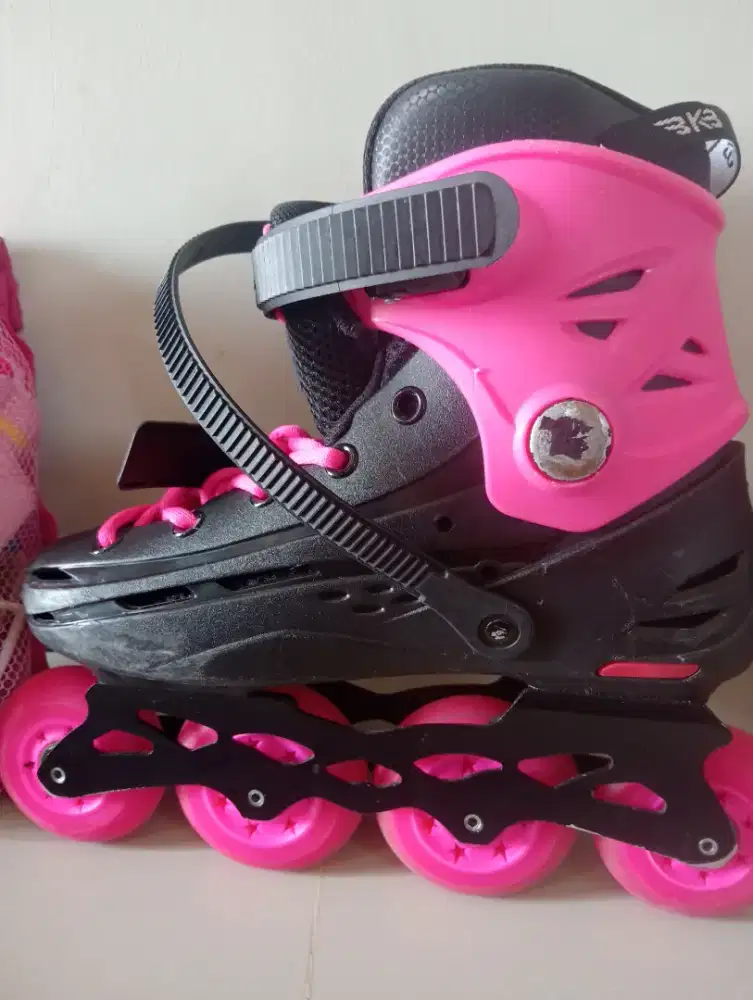 Sepatu roda bermerek BKB 35/36