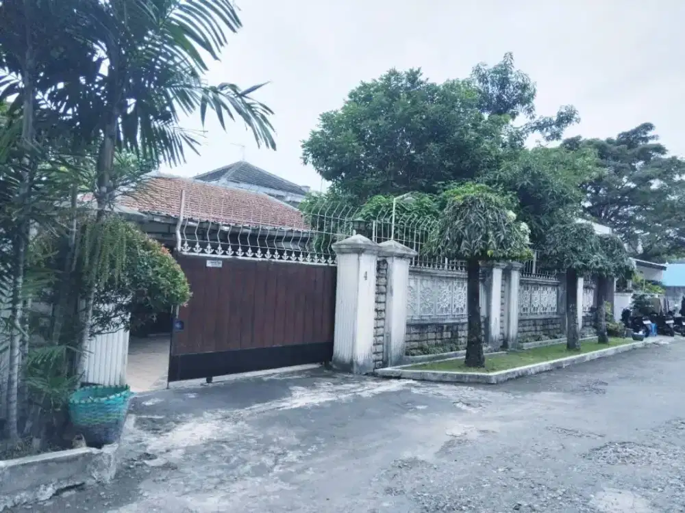 Rumaha strategis tengah kota Manahan Solo  Surakarta