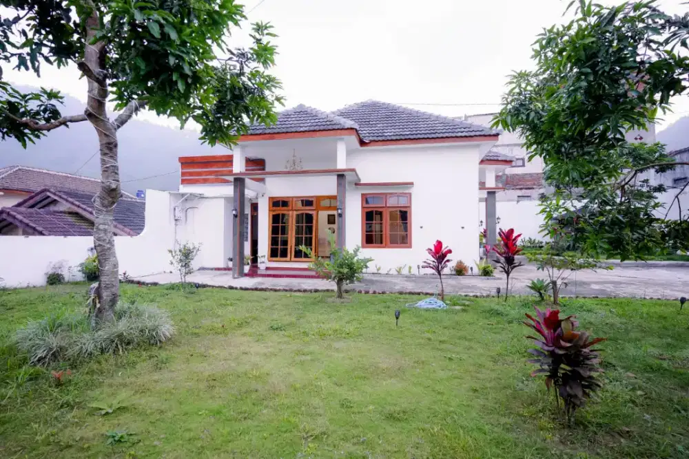 Villa Halaman Super Luas di Kota Batu — View Pegunungan, Siap Huni!