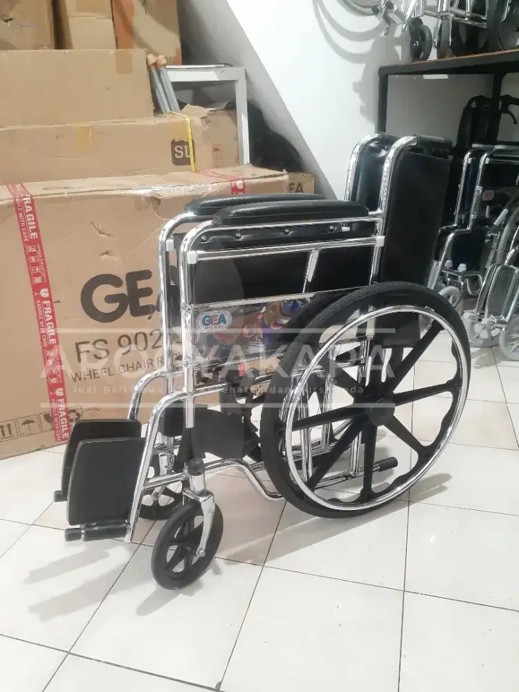 Kursi roda standart belas