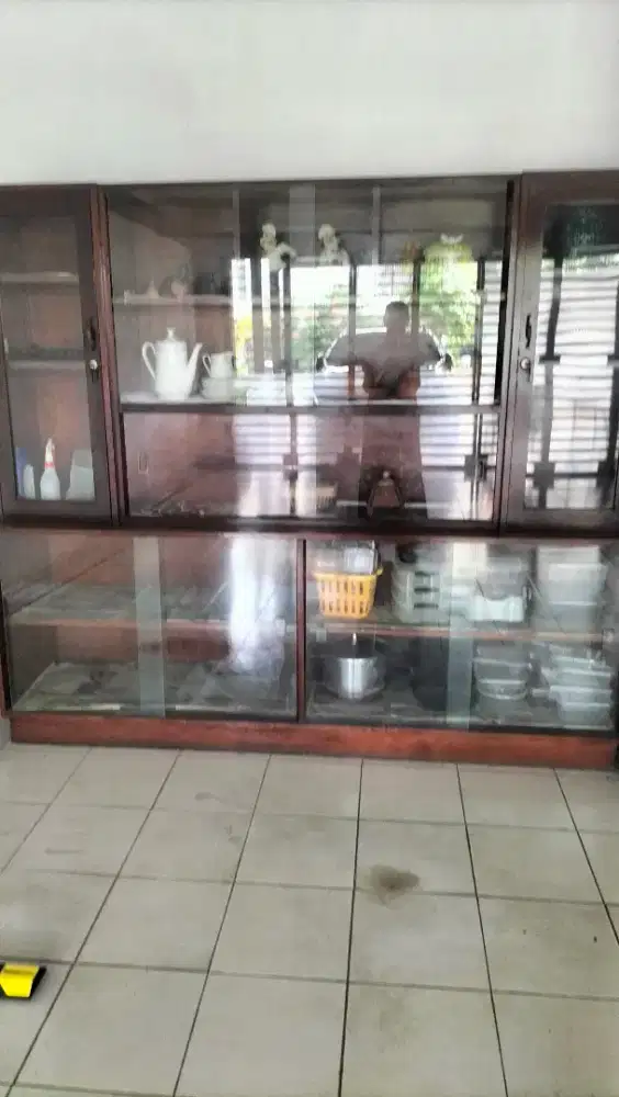 Lemari pajangan kayu jati