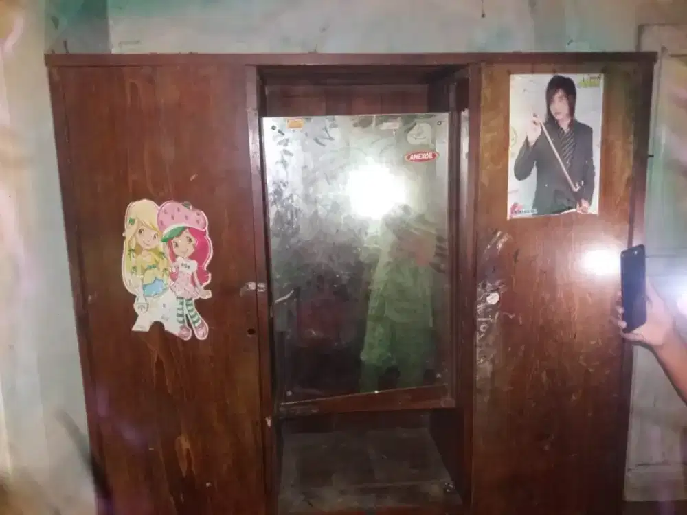 Lemari pakaian 3 pintu kaca tengah jual apa adanya