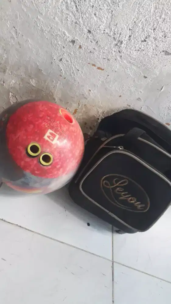 Jual bola bowling masih bagus layak pakai lokasi Kemang jaksel